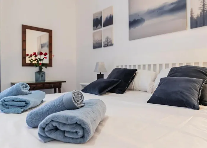Spacious 3br Walk To & Old Town דירה *