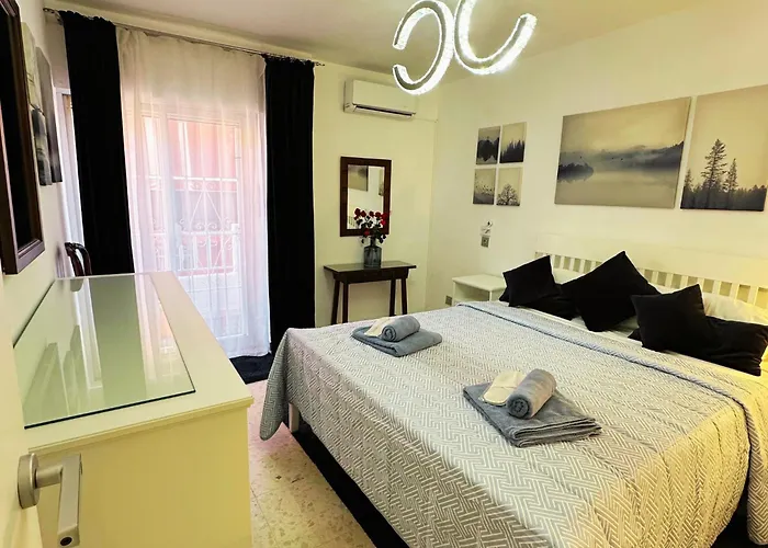 Spacious 3br Walk To & Old Town דירה *