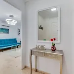Апартаменты Spacious 3br Walk To & Old Town *