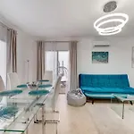 Spacious 3br Walk To & Old Town Апартаменты *