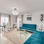 Spacious 3br Walk To & Old Town Апартаменты
