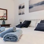 Spacious 3br Walk To & Old Town Апартаменты *